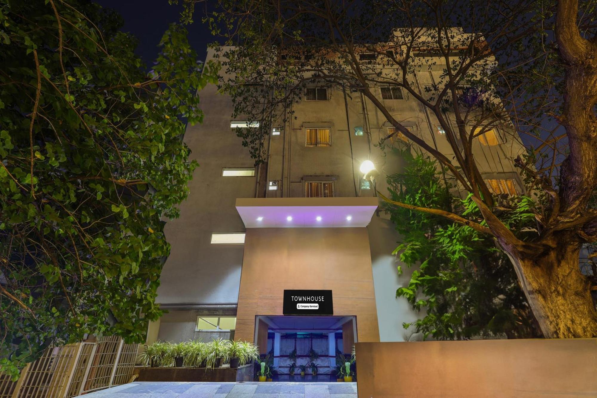 فندق Super Townhouse فيساخاباتنام المظهر الخارجي الصورة
