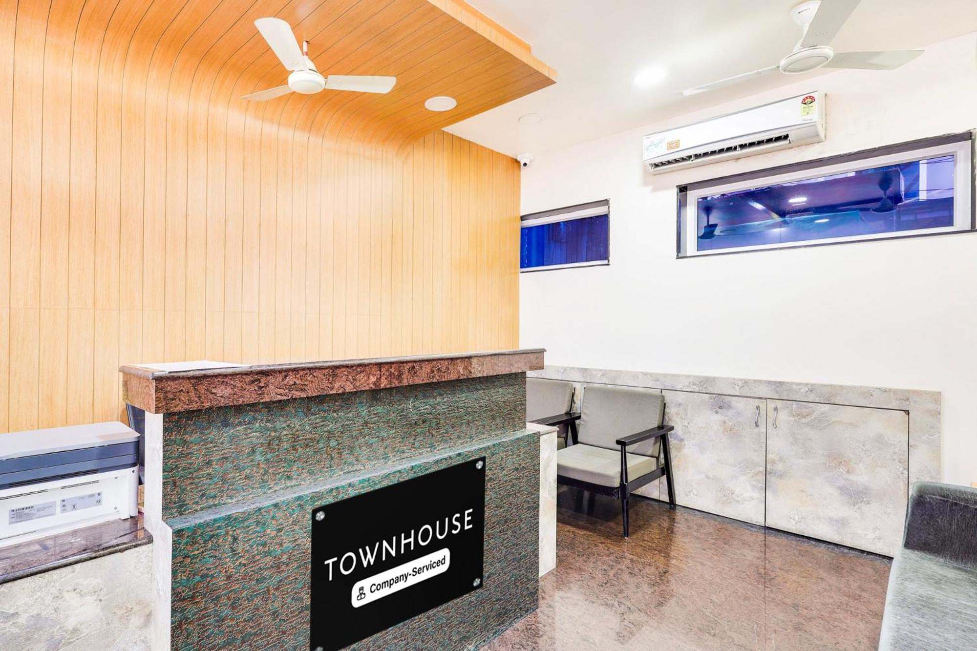 فندق Super Townhouse فيساخاباتنام المظهر الخارجي الصورة
