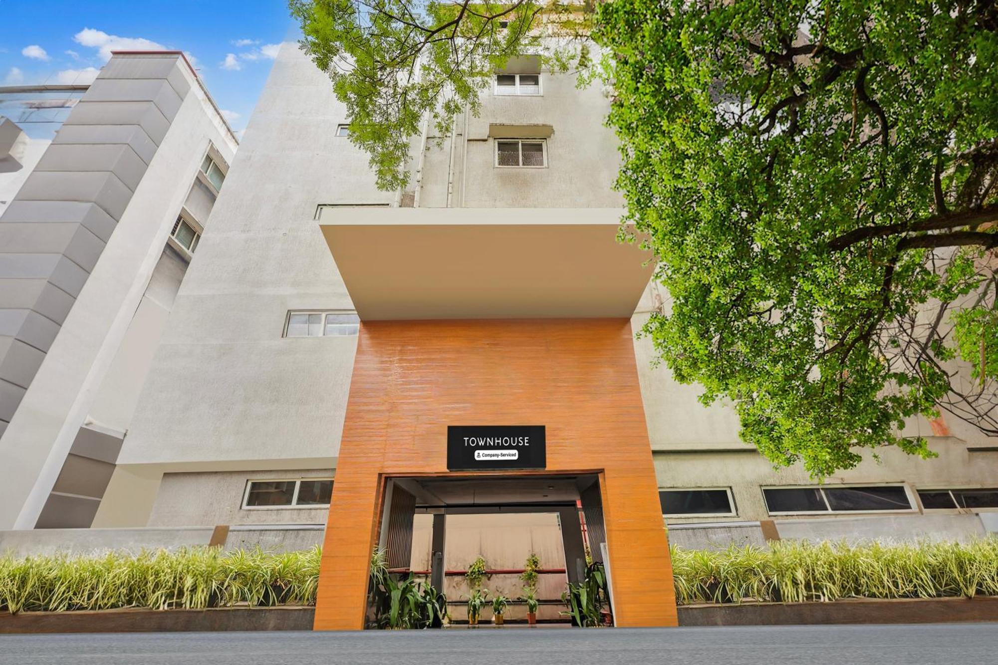 فندق Super Townhouse فيساخاباتنام المظهر الخارجي الصورة